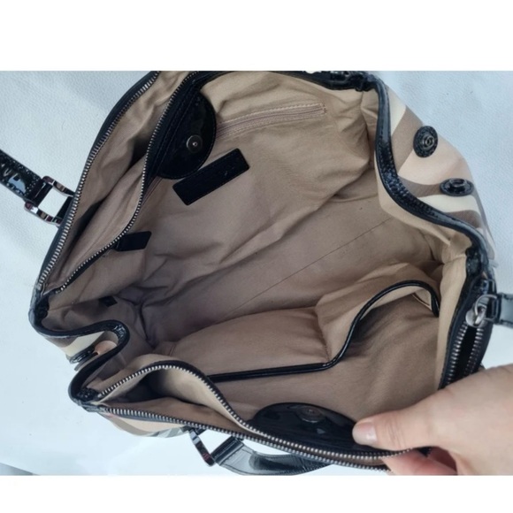 BURBERRY HANDBAG 😊😊 💯 % - Picture 4 of 16